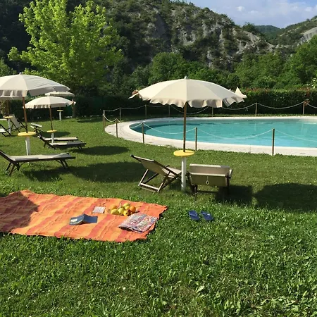 In Einer Hoehle Mit Whirlpool By Interhome Lejlighed Apecchio